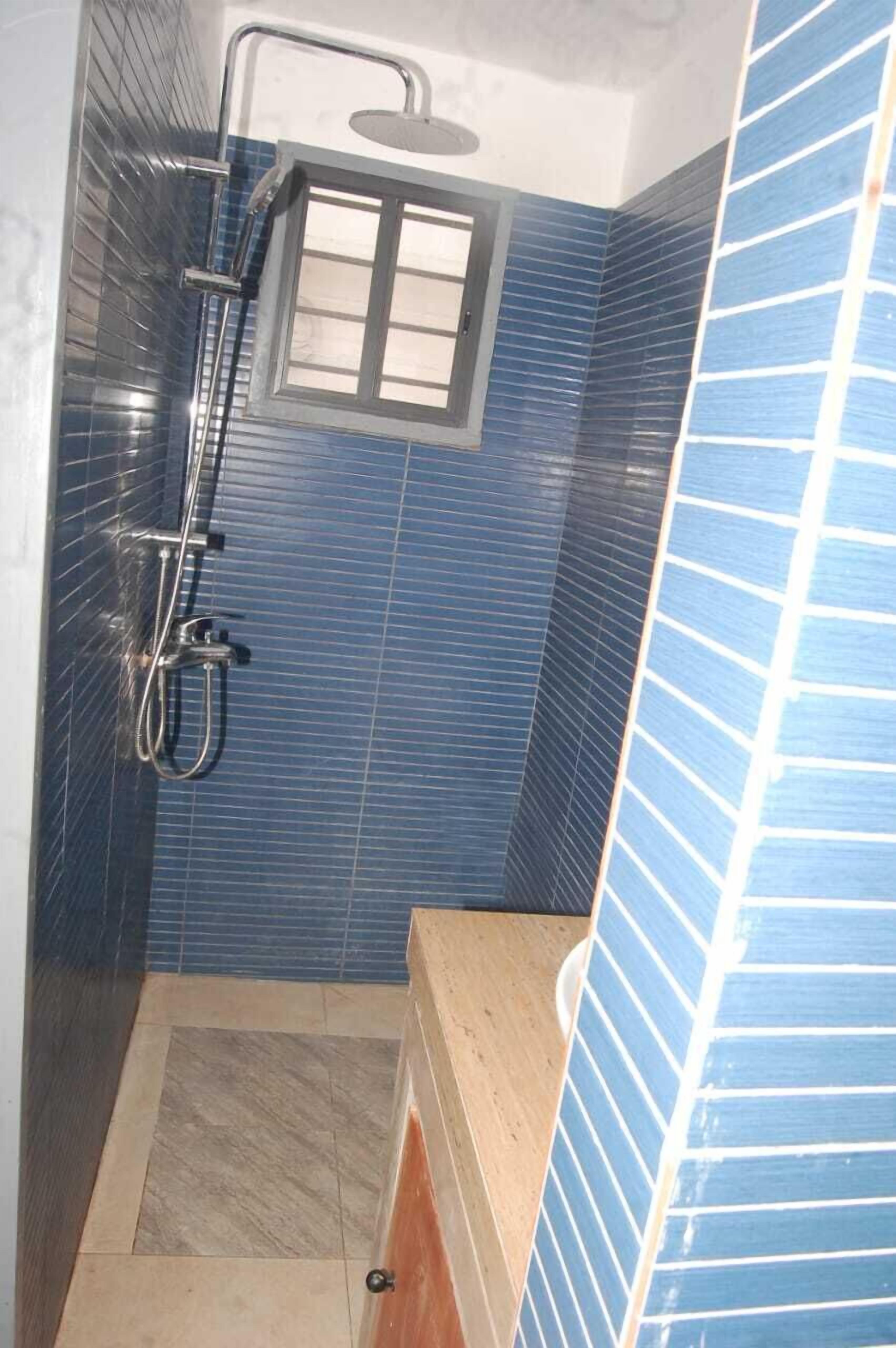 Ducha, toallas, jabón y papel higiénico