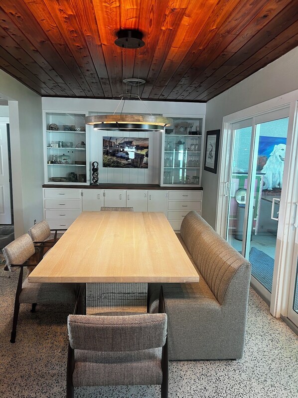 Dining - 2 Bedroom- Sarasota-50 Steps from restaurants and shops! -Monthly Lease (Sarasota)