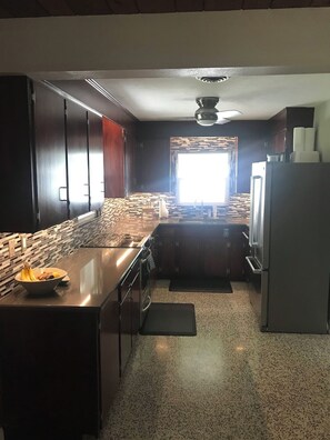 Private kitchen - 2 Bedroom- Sarasota-50 Steps from restaurants and shops! -Monthly Lease (Sarasota)