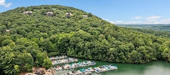 Location and Southern Charm in this large Big Canoe home!