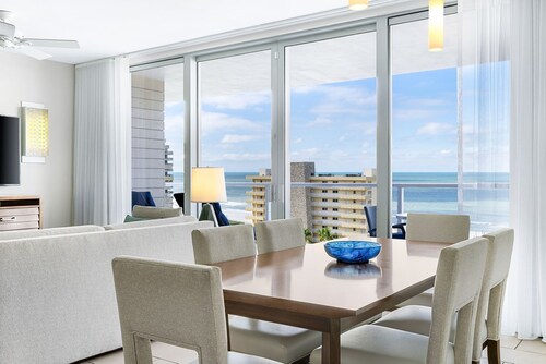 2-BR Marriott hotel suite with beach access in charming Marco Island