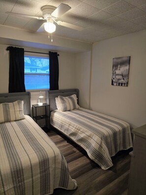 3 habitaciones, tabla de planchar con plancha, internet y ropa de cama