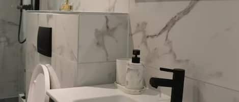 Ducha, secador de pelo, toallas y papel higiénico