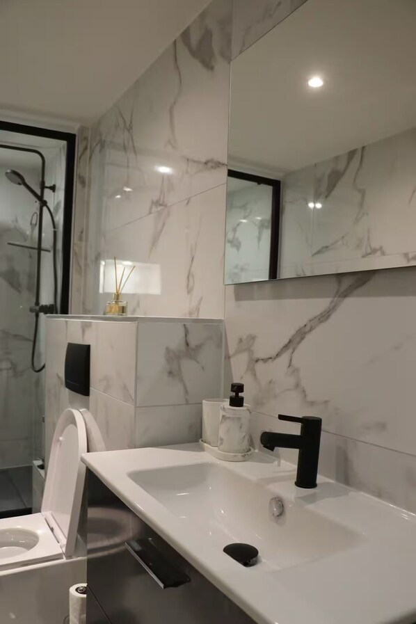 Dusche, Haartrockner, Handtücher, Toilettenpapier