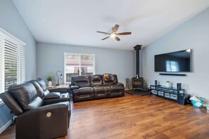 TV, fireplace