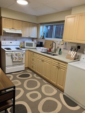 Private kitchen - Private basement suite with laundry in Vancouver (Vancouver)