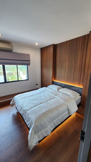 3 bedrooms, free WiFi, bed sheets - Premium Fully Furnished house + Free Driver 50 km/Day (Mueang Samut Sakhon District)