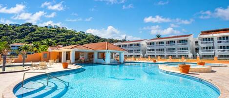 2 outdoor pools