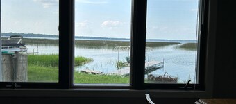 Cozy 2-bedroom cabin with AC and Rush Lake out your front door!