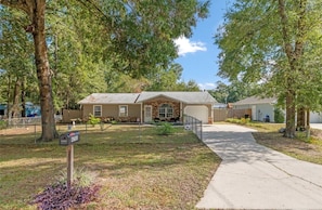 Exterior - Charming 3/2 pool home, fenced & dog friendly, close to WEC, HITS, FAST Swimming (Ocala)