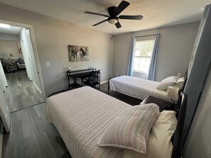 Room - Charming 3/2 pool home, fenced & dog friendly, close to WEC, HITS, FAST Swimming (Ocala)