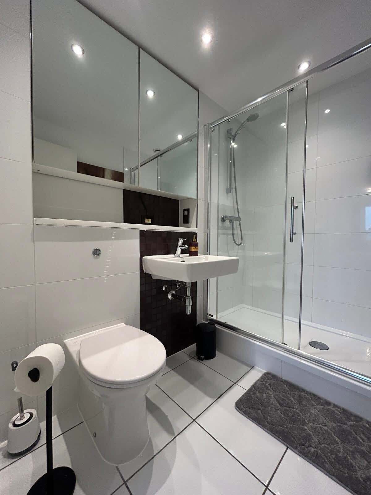 Shower, hair dryer, towels, shampoo