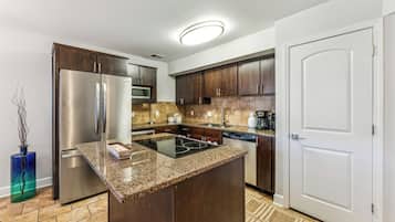 Coffee/tea maker, fridge, microwave, stovetop