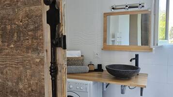 Een douche, een haardroger, handdoeken