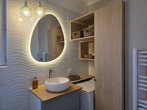 Shower, hair dryer, towels - - (Hyères)