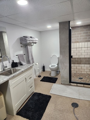 Shower, hair dryer, towels, soap - Spacious 4-bedroom house in Cherokee with AC (Cherokee)