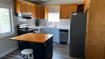 Apartment, City View | Private kitchen
