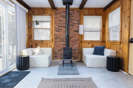 Interior. Wonderful 3-bedroom cottage in South Kingstown - Beach Passes Included