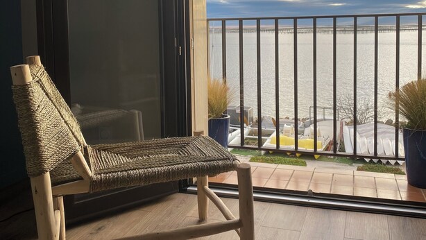 A wooden chair on a balcony with a view of the sea and boats. - The balconies of Bouzigues l'hippocampe (Bouzigues)
