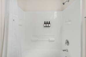 Hair dryer, towels, soap, shampoo - Tempe Urban Retreat 2BR Near ASU & Shops (Tempe)