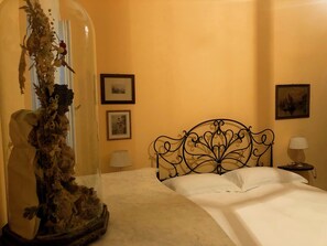 1 bedroom, desk, iron/ironing board, bed sheets - Charming, elegant apartment in the center of Ostuni (Ostuni)