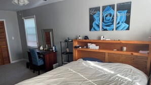 A bedroom with a bed, a desk, a chair, a wardrobe, and a shelf with personal items. - Spacious 4-bedroom house in Augusta about 22 min from Augusta National Golf Club (Augusta)