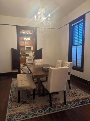 Dining - 🌴 Breezy Victorian Getaway in Galveston’s Historic District (Galveston)