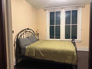 4 bedrooms - 🌴 Breezy Victorian Getaway in Galveston’s Historic District (Galveston)