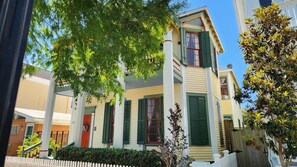 Exterior - 🌴 Breezy Victorian Getaway in Galveston’s Historic District (Galveston)