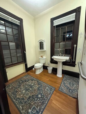 Shower, shampoo - 🌴 Breezy Victorian Getaway in Galveston’s Historic District (Galveston)