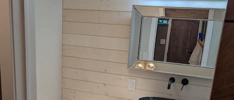 Superior Studio Suite, City View | Bathroom | Free toiletries, slippers, towels, soap