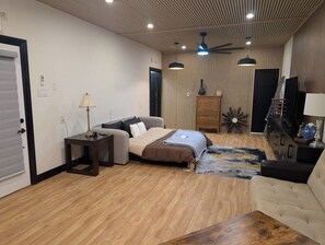 Superior Studio Suite, City View - Beamsville Modern Rustic Suites (Lincoln)