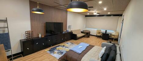 Superior Studio Suite, City View | Living area