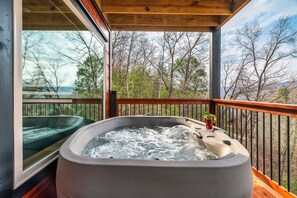 Outdoor spa tub - Free Dollywood Tickets, Luxurious, Modern, A+Location, Fire Pit (Sevierville)