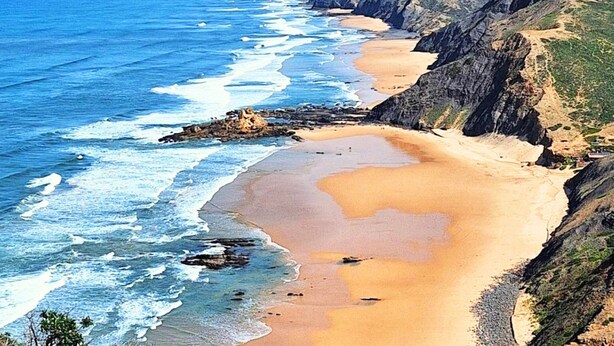 A coastal landscape with a beach, cliffs, and ocean. - Casa da Madrugada - Peaceful haven with pool and ocean view in Salema (Salema)