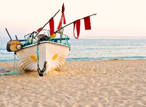 Sun-loungers, beach towels - Casa da Madrugada - Peaceful haven with pool and ocean view in Salema (Salema)