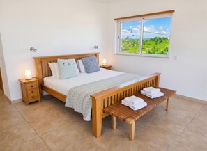 4 bedrooms, in-room safe, desk, iron/ironing board - Casa da Madrugada - Peaceful haven with pool and ocean view in Salema (Salema)