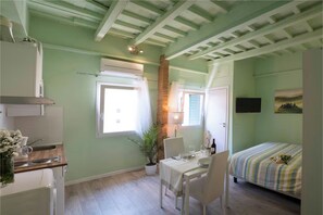 2 bedrooms, iron/ironing board, travel cot, free WiFi - Vasari Florence Apartment / 2 Bedrooms / Accommodates Up to 7 Guests (Firenze)