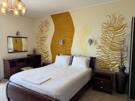 Luxury Studio Suite, Sea View | In-room safe, individually decorated, individually furnished