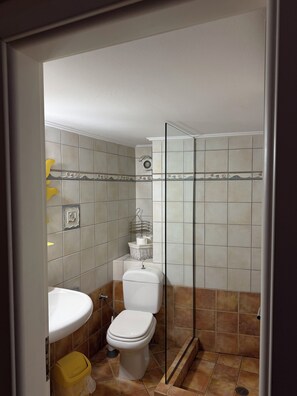 Bathroom - Vythos rooms  (Paralio Astros)