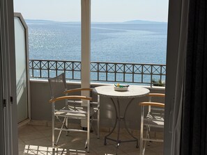 Comfort Triple Room | In-room safe, soundproofing, iron/ironing board, free WiFi - Vythos rooms  (Paralio Astros)