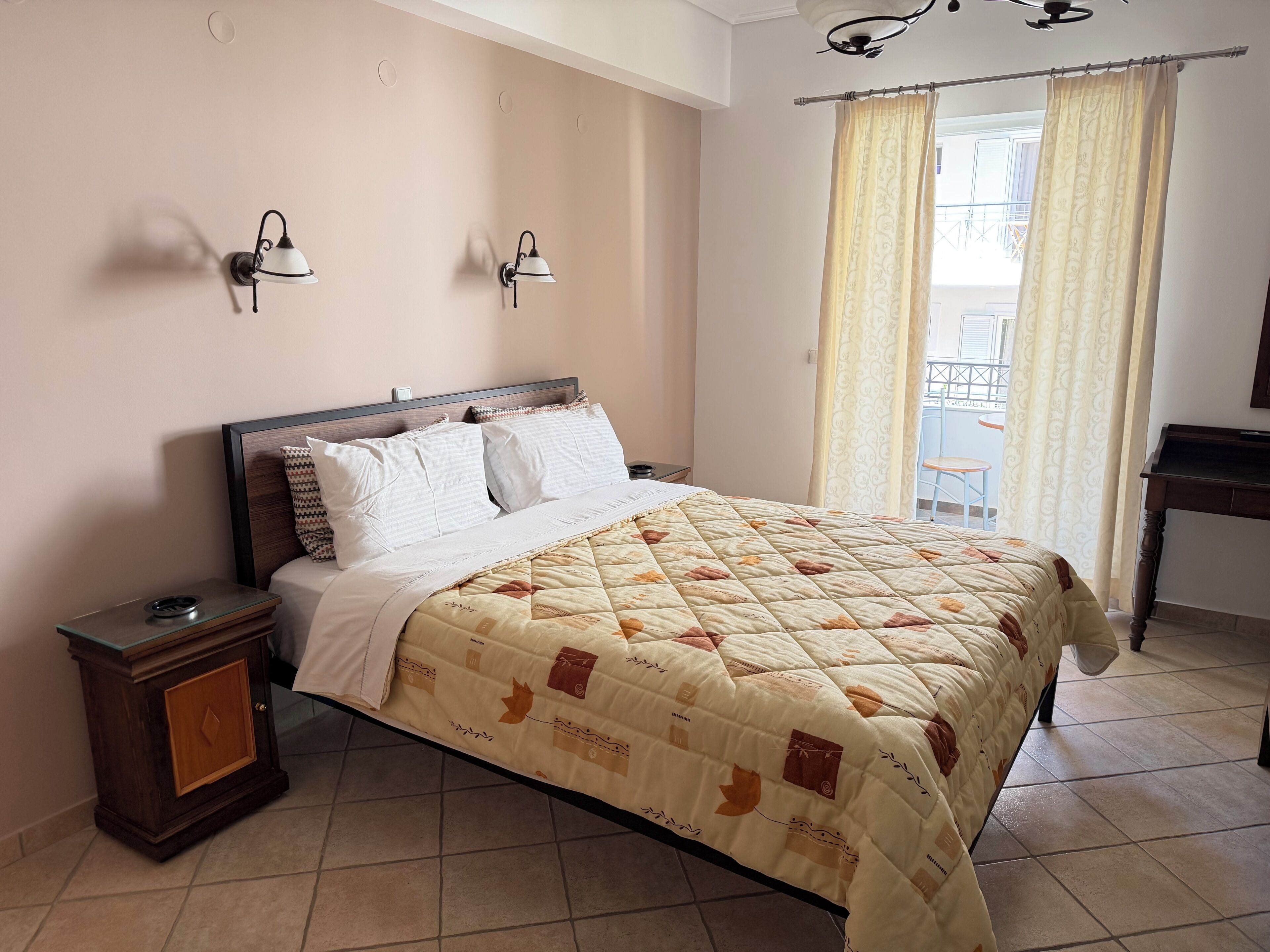Comfort Double Room | In-room safe, soundproofing, iron/ironing board, free WiFi