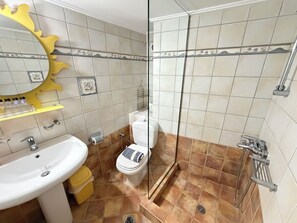 Luxury Studio Suite, Sea View | Bathroom | Free toiletries, hair dryer, towels, soap - Vythos rooms  (Paralio Astros)