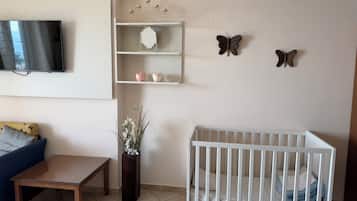 Habitación doble estándar | Caja de seguridad en la habitación y espacio para trabajar con laptop