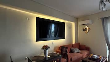 Superior Double Room, Beach View | Living area