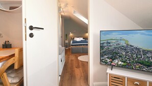 Una camera d'albergo con un letto, una scrivania e vista sulla città.