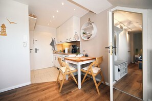 Fridge, oven, stovetop, coffee/tea maker - Hus Willem - Holiday apartment Kuschelkoje (Büsum)