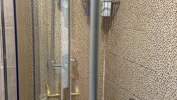 Een douche, een haardroger, handdoeken, zeep