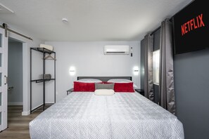 1 dormitorio, tabla de planchar con plancha, wifi y ropa de cama