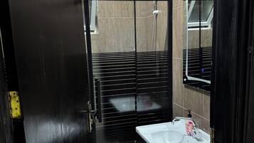 Douche, sĂšche-cheveux, serviettes fournies, savon